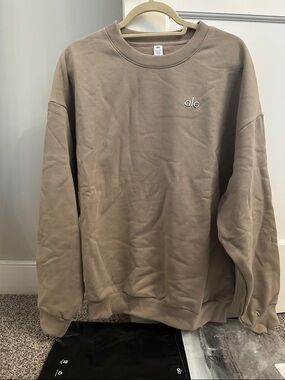 ALO Accolade crew neck pullover in Gravel, size L.